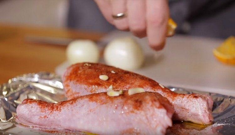 Se macină usturoiul și se întinde pe carnea de pasăre.