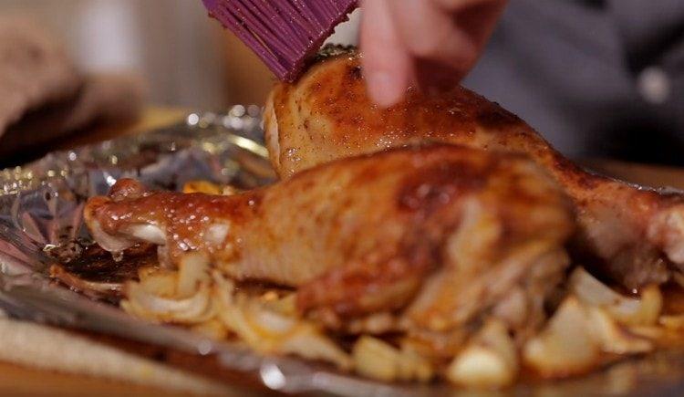 Ungeți carnea cu unt.