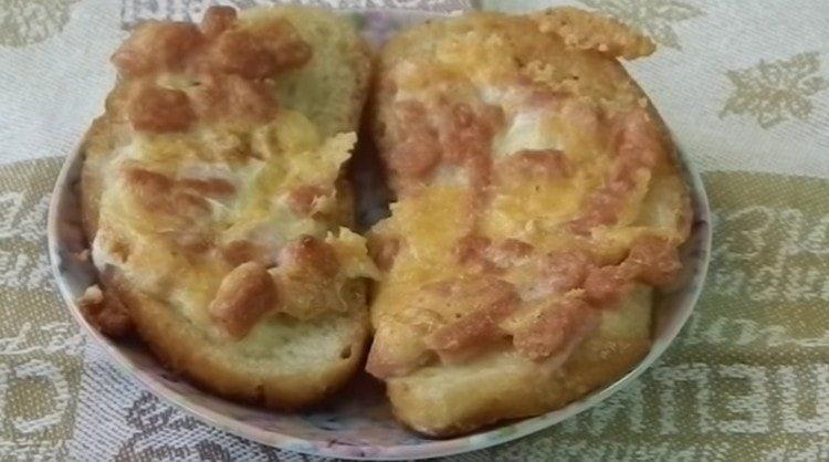 Тези прости и вкусни топли сандвичи с наденица и сирене могат да се приготвят за няколко минути.