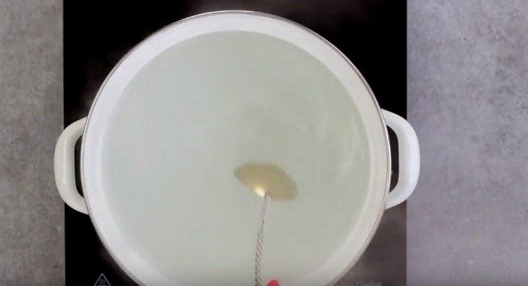 Într-o cratiță, aduceți apa la fierbere.