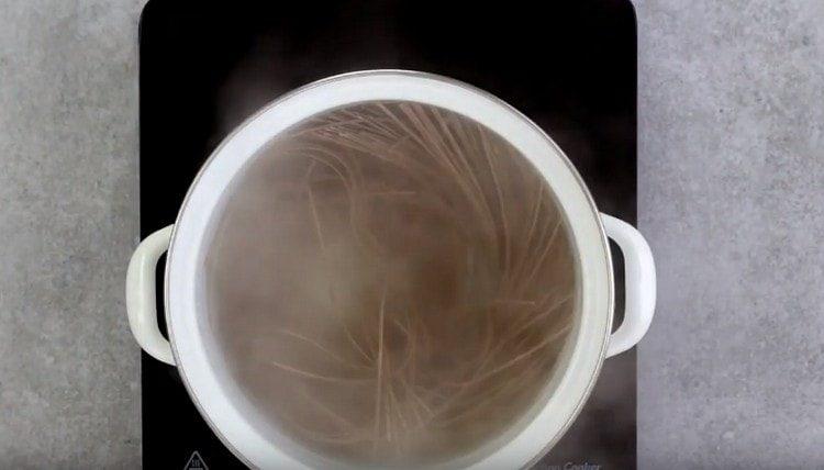 Fierbeți tăiței de hrișcă în apă clocotită.