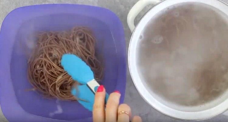 Spălăm tăițele finisate în apă rece.