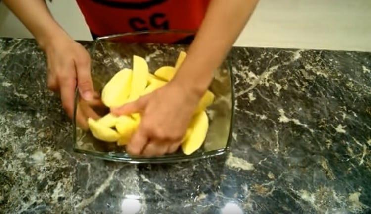 Разбъркайте картофите, така че маслото да се разпредели добре.