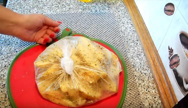 Læg kartoflerne i en pose, og tilsæt krydderier, bland.