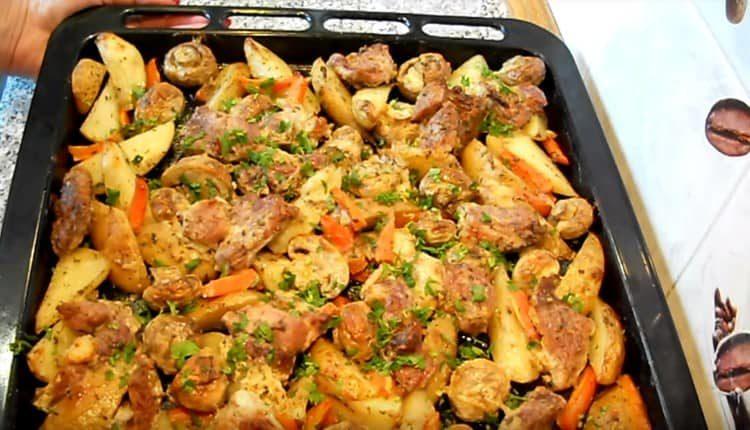 Vi bager steken i ovnen; når du serverer, kan du drysse finhakket greener.