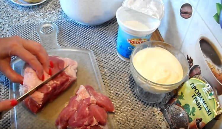 Skær kødet i stykker.