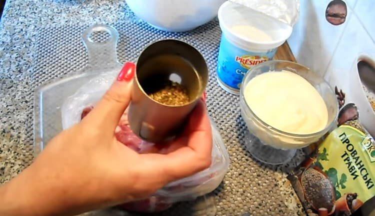 Tilsæt salt og krydderier.