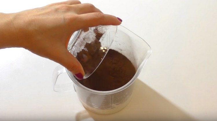 מוסיפים לשאר החלב קקאו, ביצים ועמילן.