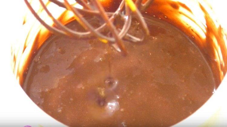 מערבבים את החומרים.