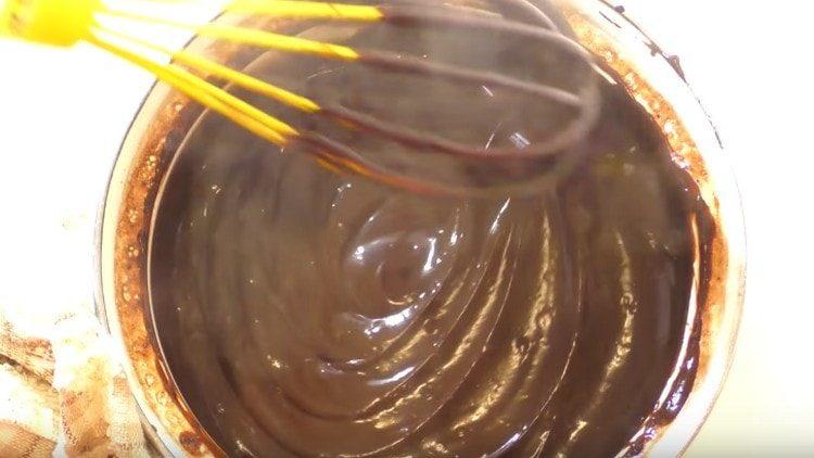 מרתיחים את השמנת עד שהיא מסמיכה.