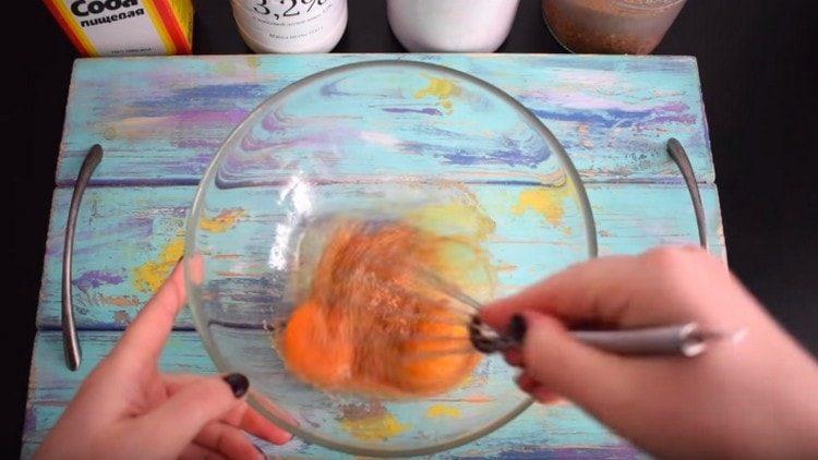 Bateți ouăle cu zahărul.