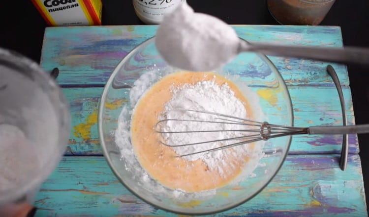 Adăugați făina, amestecați aluatul.