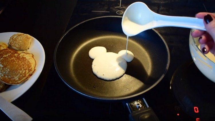 Prăjim clătite de diferite forme.