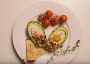 Gătirea unui mic dejun delicios cu avocado: o rețetă simplă și rapidă, cu fotografii pas cu pas.