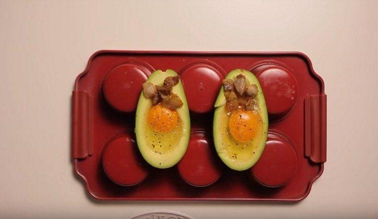 Adăugați slănina și trimiteți avocado în cuptor.