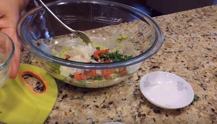 Добавете лука към масата.