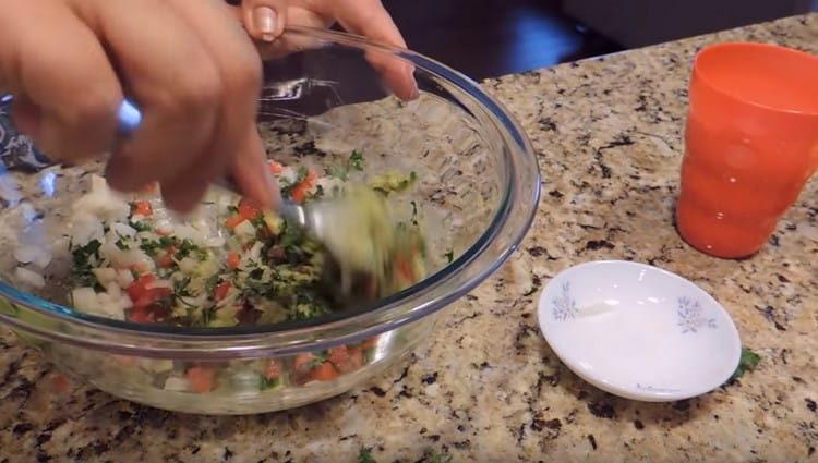 Сол, черен пипер и разбъркайте добре.