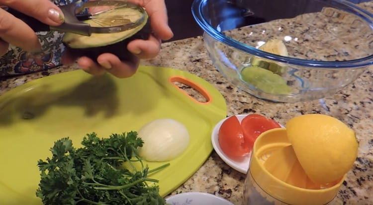 извадете месото от авокадото.