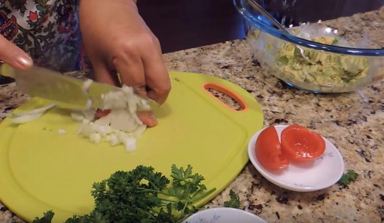 Нарязваме ситно лука.