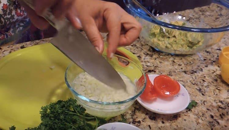 Сложете лука в купа с вода.