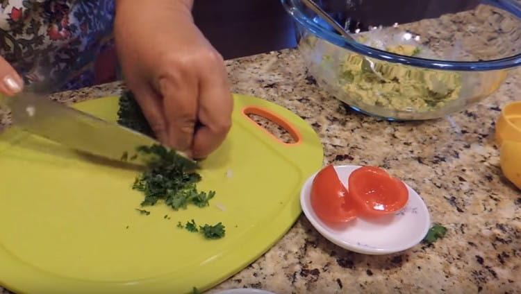 Нарязваме ситно магданоза.