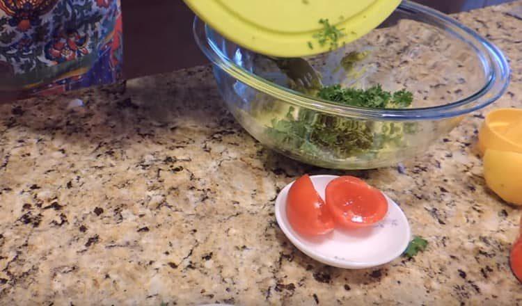 Добавете магданоз към кашата на авокадото.