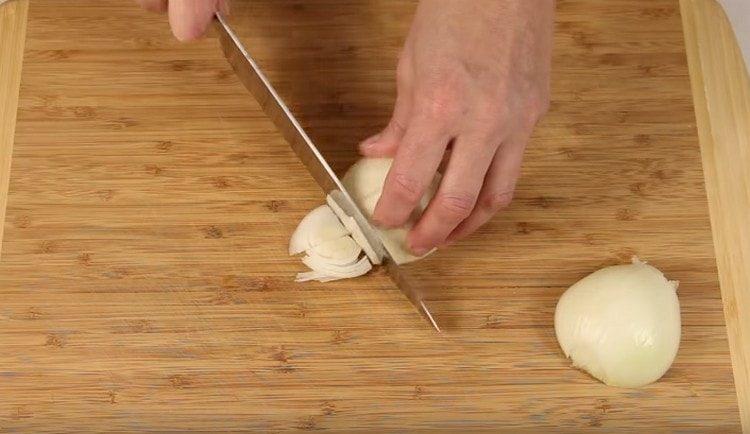 Picem les anelles de ceba, així com els tomàquets.