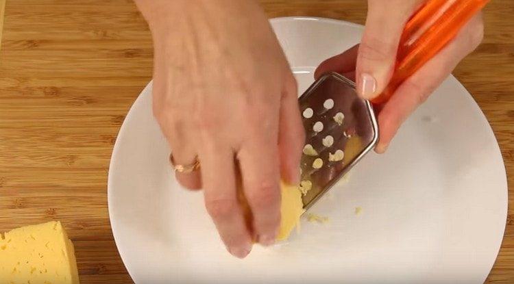 Ratllar el formatge.