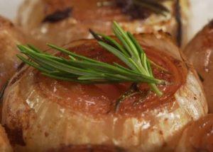 Doftande bakad lök i ugnen: koka enligt receptet med ett foto.