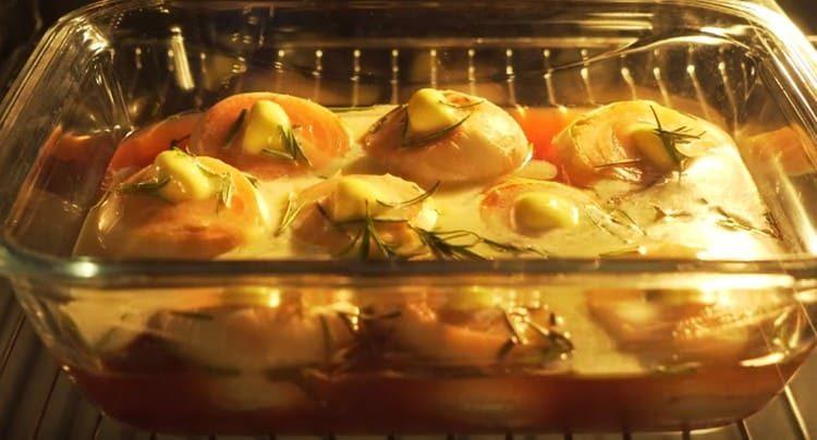 Pečeme cibuli v troubě.