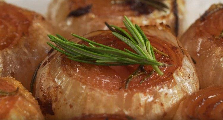 Pečená cibule v troubě je voňavé a velmi originální jídlo.