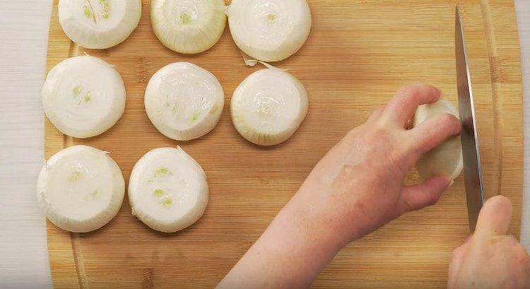 Čistíme žárovky a stříháme vrcholy a tipy.