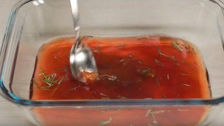 Marinádu míchejte, dokud se cukr úplně nerozpustí.