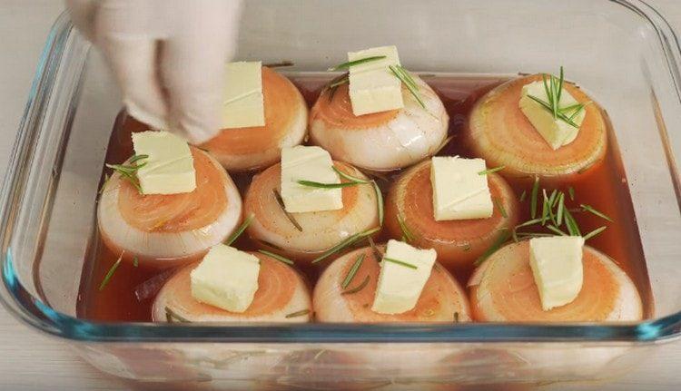 Posypte rozmarýnem.