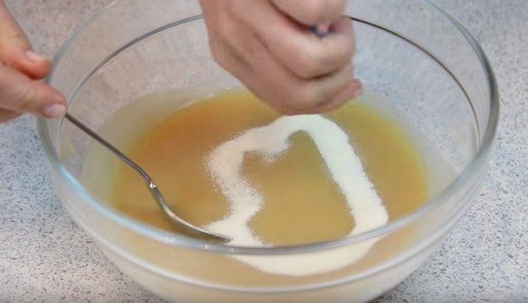 Hæld halvdelen af gelatinen, bland med potetmos.