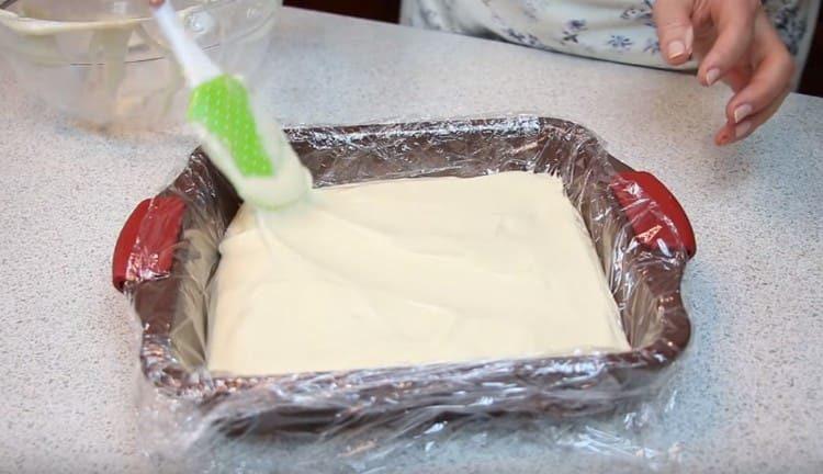 vi spreder den resulterende storslåede masse i en form og lægger i køleskabet.