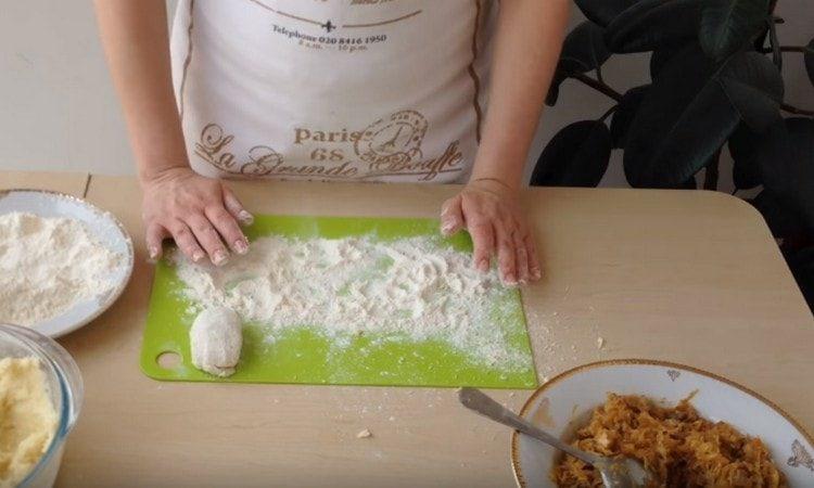 Прищипваме краищата на зраза.