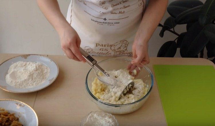 Добавете брашното.