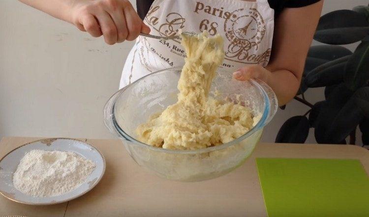 Тестото за zrazy е малко лепкаво.