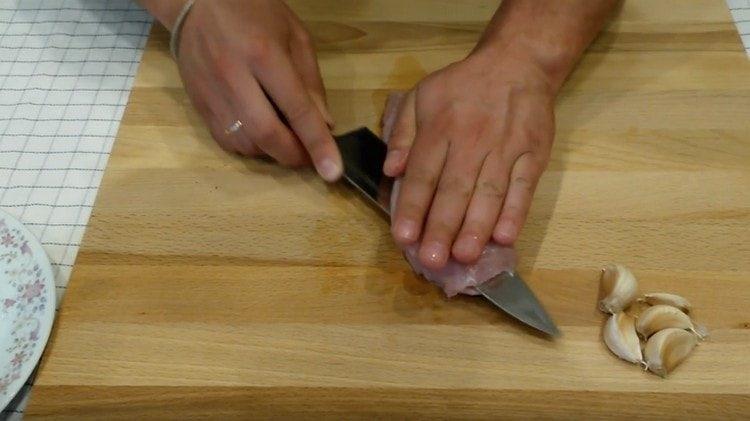 Filet de dinde coupé en deux.