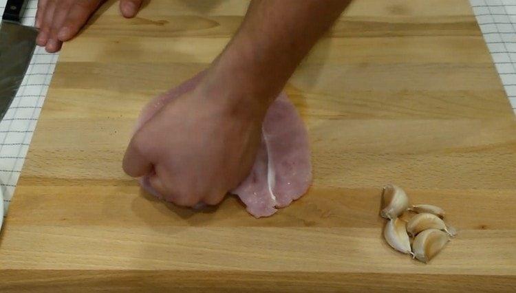 Appuyez sur la viande avec votre poing.