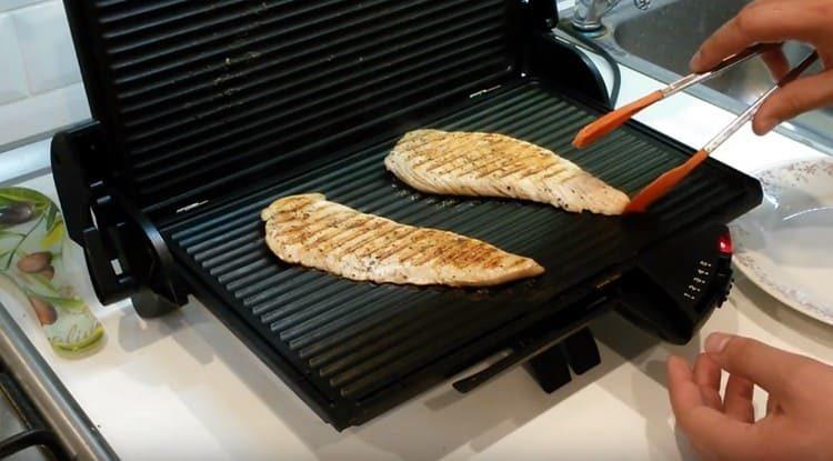 La dinde grillée à la sauce soja est cuite très rapidement.