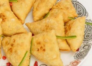 Samosas: Une délicieuse recette de la cuisine indienne.