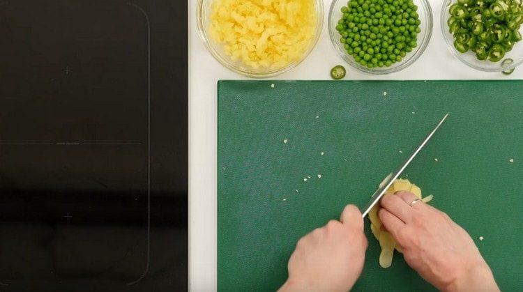 Pica finamente el jengibre, el cilantro.