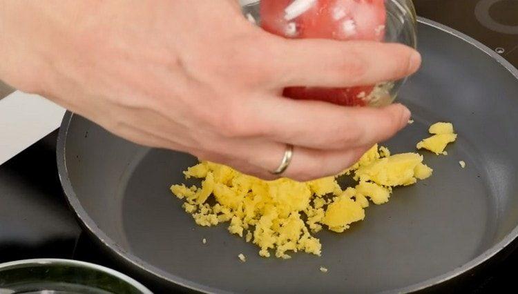 Calienta el ghee en una sartén.