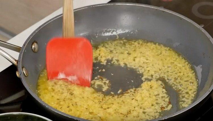 Agregue jengibre a la sartén.