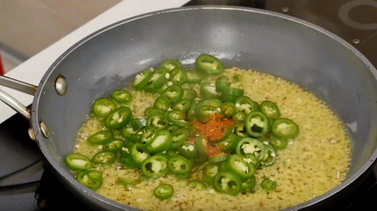 También agregamos chile en rodajas y esas esposas pimienta molida.