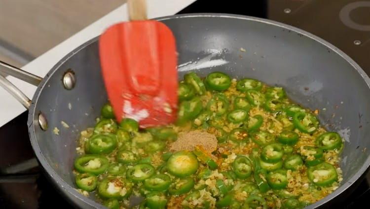 Agregue la cúrcuma y el cilantro.