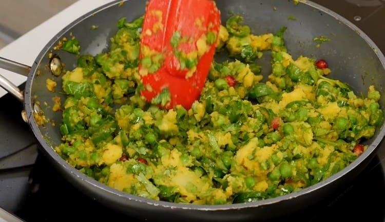 Agregue semillas de granada, cilantro y mezcle todo.