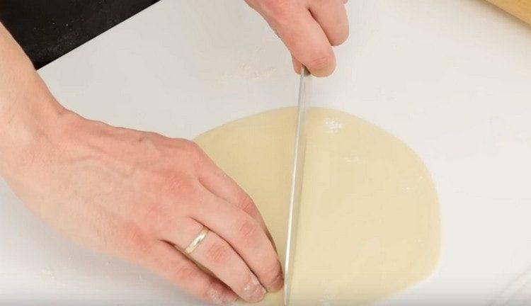 La torta delgada resultante se corta por la mitad.